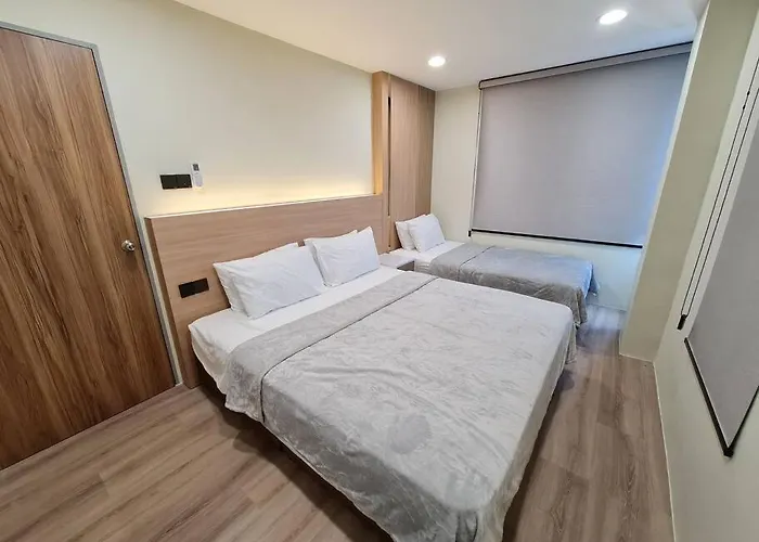 Lovely 1878 Apartment 3-Bedrooms With Free Parking