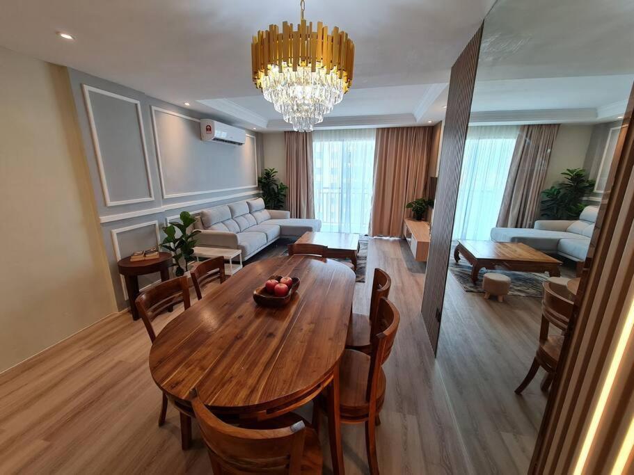 Lovely 1878 3-bedrooms With Free Parking Apartment