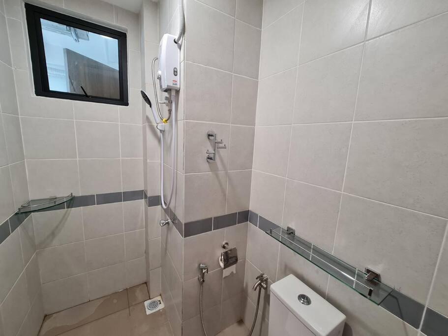 Lovely 1878 3-bedrooms With Free Parking Apartment *